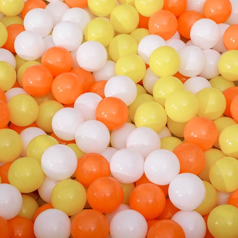 Primer plano de las 50 bolas de colores incluidas