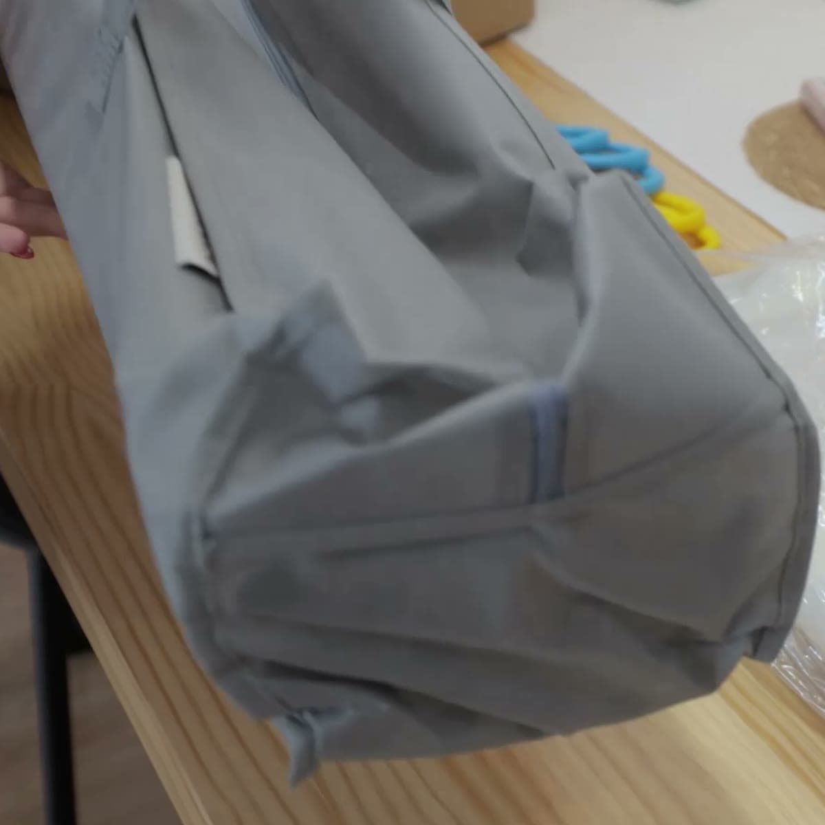 La bolsa de transporte gris del parque, recién sacada de la caja